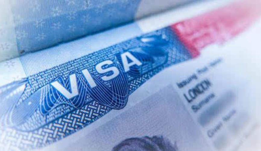 请问我发现美国签证页上的信息有误，可以申请修改吗？